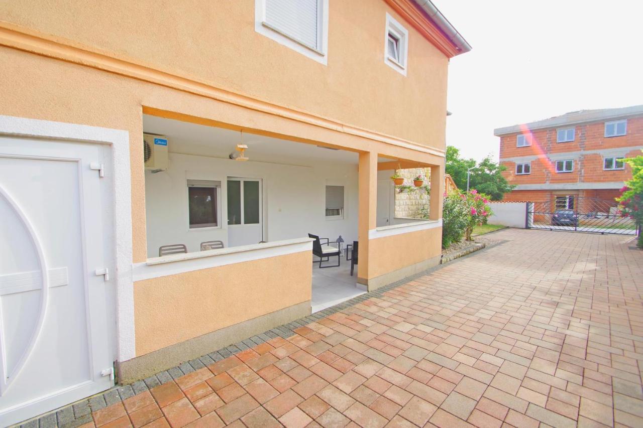 Apartment Pineta In Village Valbandon Exterior foto