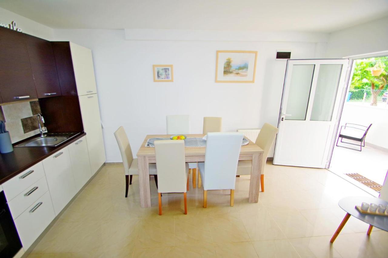 Apartment Pineta In Village Valbandon Exterior foto